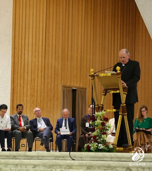 nadškof Peter Leslie Smith - duhovni asistent mednarodne službe CHARIS